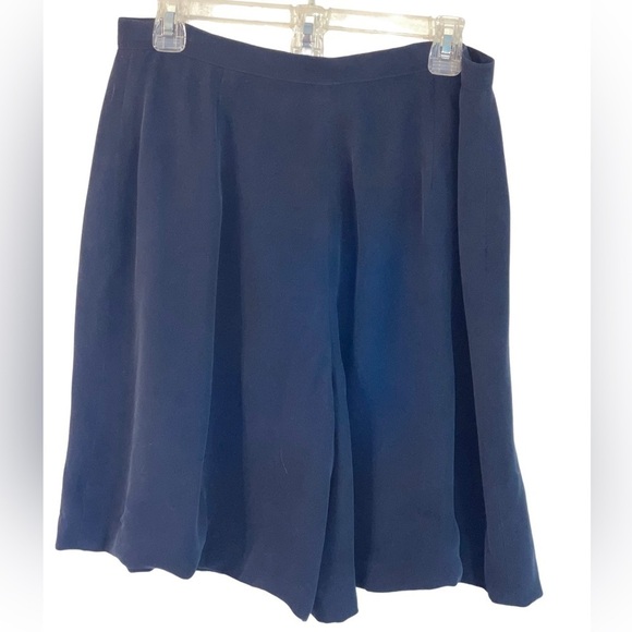 NWT - Gillian Silk shorts. Size 14 *New- Old stock - Picture 2 of 4